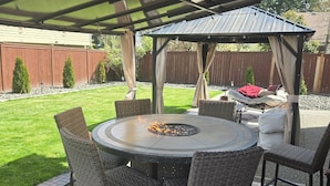 Outdoor dining - Silverdale 3-bedroom Home • Near Hospital, Bangor & PSNS with cool AC breeze (Silverdale)