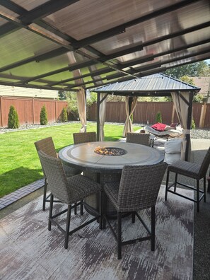 Outdoor dining - Silverdale 3-bedroom Home • Near Hospital, Bangor & PSNS with cool AC breeze (Silverdale)