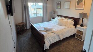 Room - Silverdale 3-bedroom Home • Near Hospital, Bangor & PSNS with cool AC breeze (Silverdale)