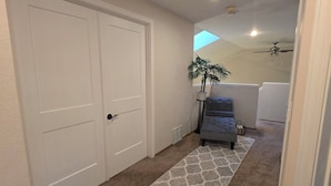 Interior - Silverdale 3-bedroom Home • Near Hospital, Bangor & PSNS with cool AC breeze (Silverdale)