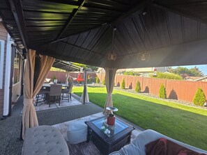 Outdoor dining - Silverdale 3-bedroom Home • Near Hospital, Bangor & PSNS with cool AC breeze (Silverdale)