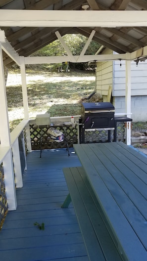 Outdoor dining - Family friendly enchanting old -timey cabin with modern conveniences (Franklin)