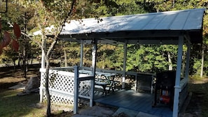 Outdoor dining - Family friendly enchanting old -timey cabin with modern conveniences (Franklin)
