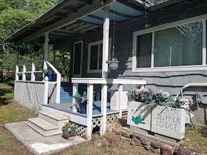 Exterior - Family friendly enchanting old -timey cabin with modern conveniences (Franklin)