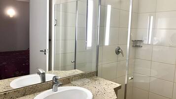 Deluxe Apartment, Balcony, Beach View | Bathroom