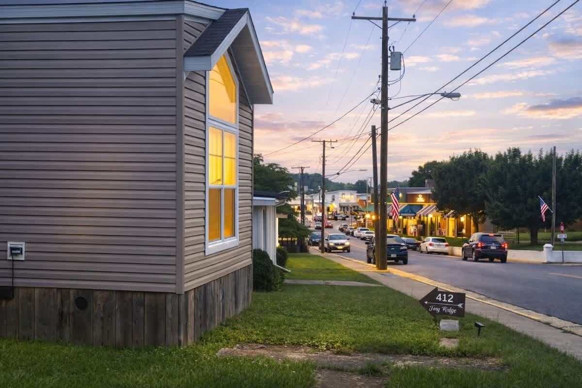 Una calle residencial con casas, una señal que indica '412 Tony Ridge' y postes de servicios públicos.