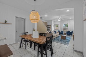 Ein modernes Wohnzimmer mit einer Couch, blauen Sesseln und einem Couchtisch.