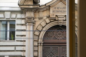 Eine Gebäudefassade mit einem Schild, auf dem 'SEMINARIU METROPOLITAN' steht, und einer verzierten Tür.