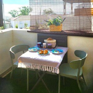 Outdoor dining - Vrbo Property (Linguizzetta)