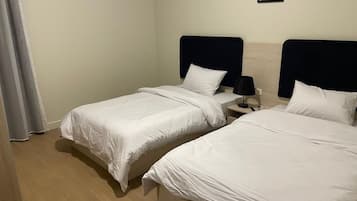 Tabla de planchar con plancha, wifi y ropa de cama