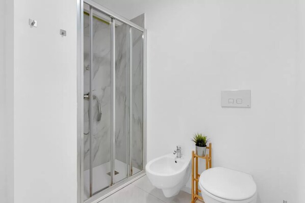 Sèche-cheveux, serviettes fournies, papier toilette