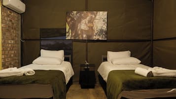 Tweepersoonskamer, uitzicht op resort | Een laptopwerkplek