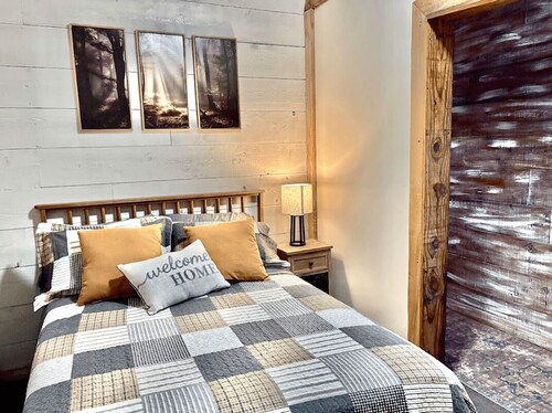 Cozy, Private Retreat - Close to the Lake - Views, Fishing, Kayaks, Games & MORE