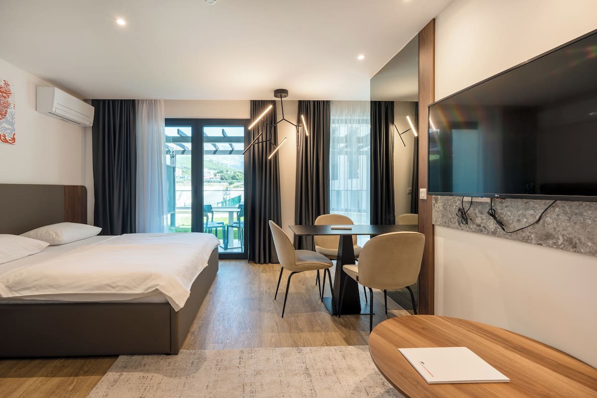 Studio Deluxe, ban công | Két bảo mật tại phòng, bàn ủi/dụng cụ ủi quần áo