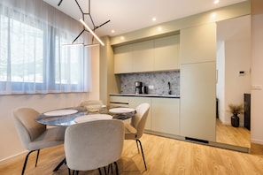 Departamento Confort, balcón, vista al patio | Restaurantes