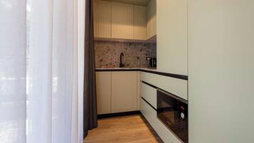 Deluxe Studio, Balcony | Private kitchen