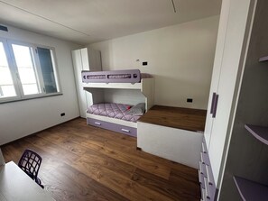 Tabla de planchar con plancha, wifi, ropa de cama