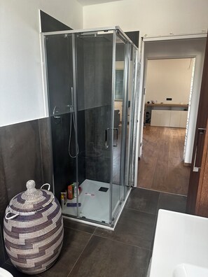 Een douche, een haardroger, een bidet, handdoeken