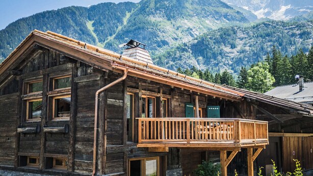 A wooden chalet with a balcony overlooking a mountainous landscape. - Chalet with Mont-Blanc view - 4 guests (Chamonix-Mont-Blanc)