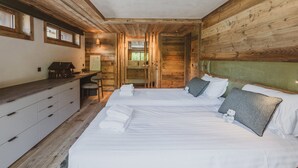 A wooden cabin-style bedroom with two beds, a desk, and a chair. - Chalet with Mont-Blanc view - 4 guests (Chamonix-Mont-Blanc)