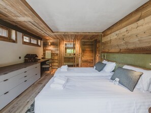 A wooden cabin-style bedroom with two beds, a desk, and a chair. - Chalet with Mont-Blanc view - 4 guests (Chamonix-Mont-Blanc)