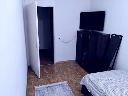  Affordable large private room in an apartment, suitable for couples