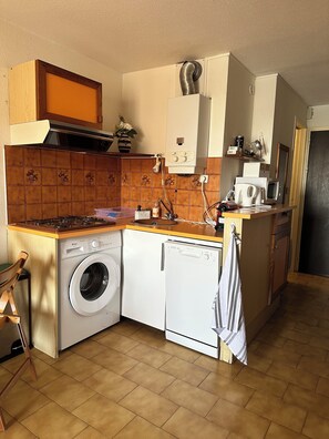 Réfrigérateur, micro-ondes, plaque de cuisson, lave-vaisselle