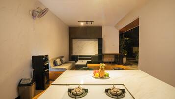 Villa Confort, 2 habitaciones, cocineta, vista al jardín | Interior