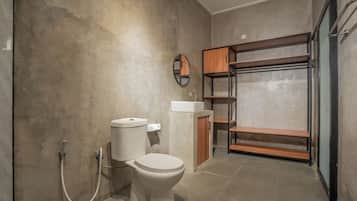 Comfort Villa, 2 Bedrooms, Kitchenette, Garden View | Bathroom | Shower, towels, soap, shampoo