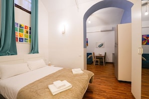 Ein Schlafzimmer mit einem Bett, einem Schreibtisch und einem Stuhl.