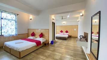 Chambre Familiale, 2 lits doubles, vue montagne | Wi-Fi gratuit