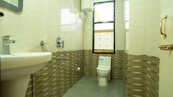Deluxe Double Room, Balcony, Mountain View | Bathroom