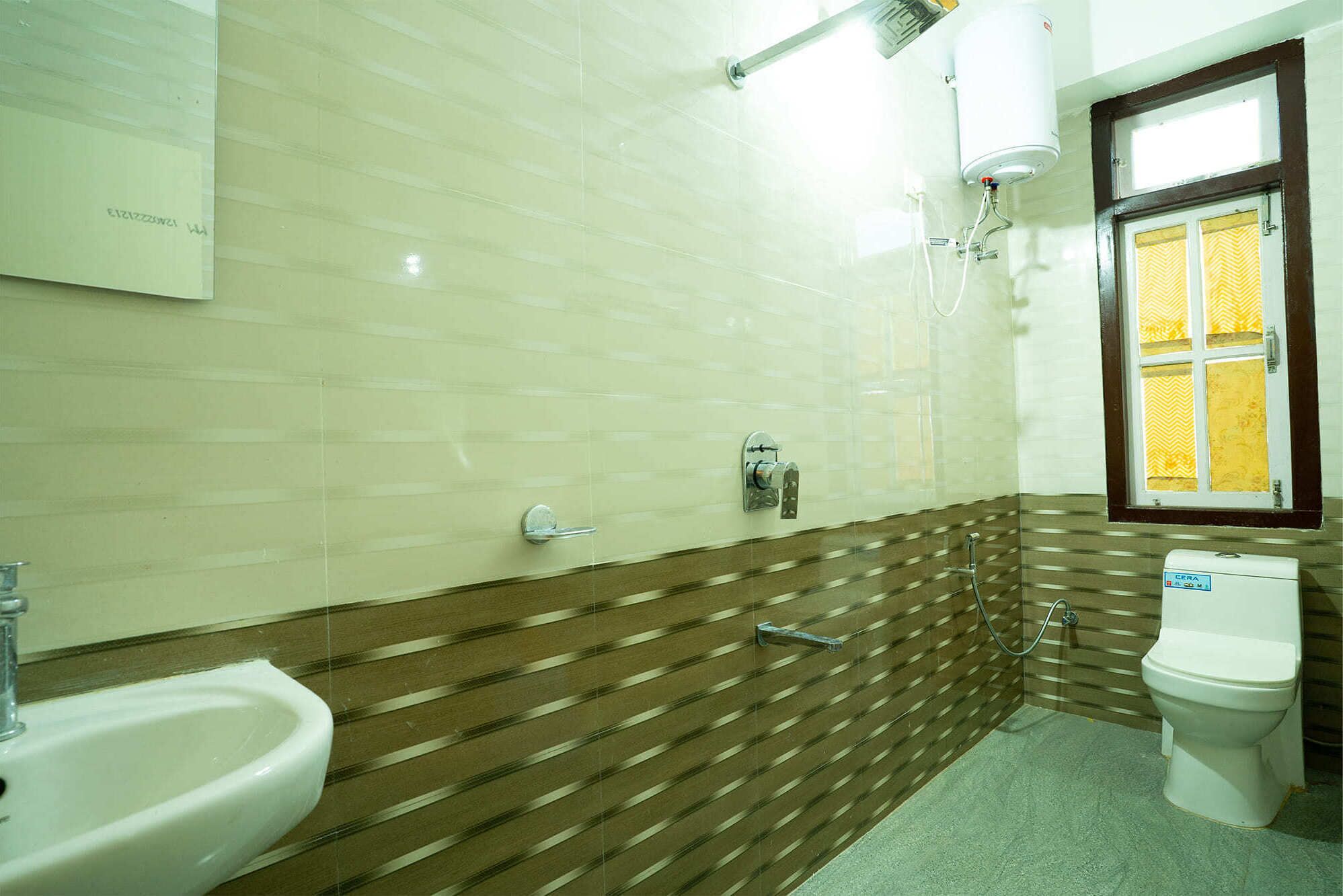 Douche, articles de toilette gratuits, chaussons, serviettes fournies