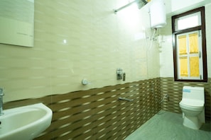 Dusche, kostenlose Toilettenartikel, Hausschuhe, Handtücher