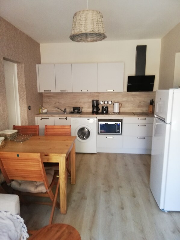 Private kitchen - Vrbo Property (Biganos)