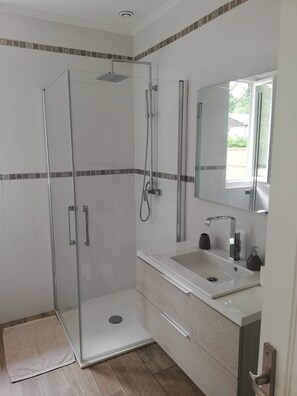 Bathroom - Vrbo Property (Biganos)