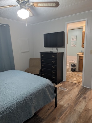 4 bedrooms, iron/ironing board, travel cot, free WiFi - Peaceful Stay in the Country (Summerfield)