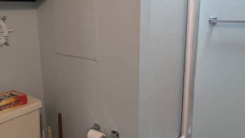 Haartrockner, Handtücher, Seife, Shampoo