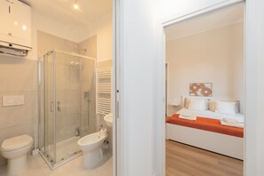 Ein modernes Badezimmer mit Duschkabine aus Glas, Toilette und Bidet.