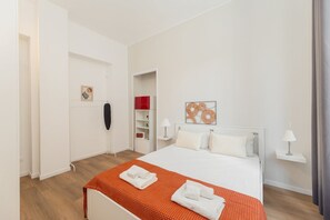 A hotel room with a bed, a wardrobe, a desk, and a chair. - Torino Regio Parco | Mantova House 1 (Torino)