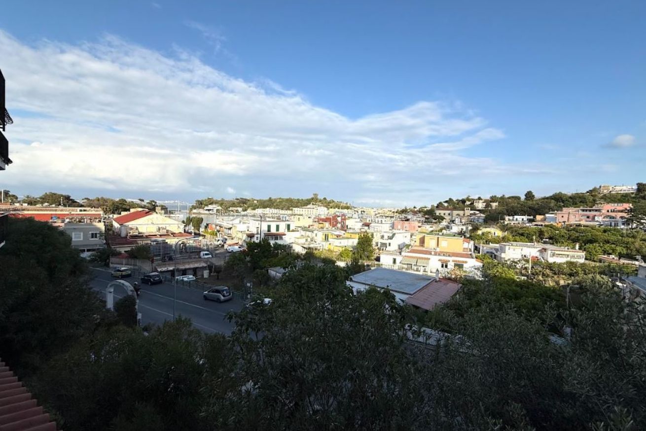 Eine Stadtansicht mit Gebäuden, Straßen und blauem Himmel.