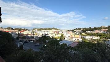 Eine Stadtansicht mit Gebäuden, Straßen und blauem Himmel.