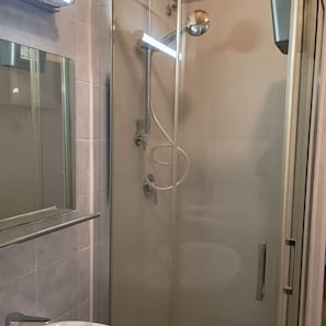 Shower, hair dryer, towels, soap - Vrbo Property (Carlino)