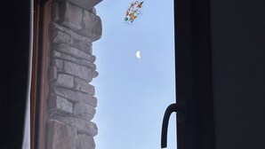 A stone wall window with a view of a snowy landscape and a crescent moon. - Renovated Apartment in Super Dévoluy with Heated Pool and Sauna (Dévoluy)