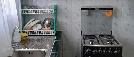 Refrigerador, microondas, horno y tetera eléctrica