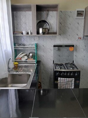 Kühlschrank, Mikrowelle, Ofen, Wasserkocher