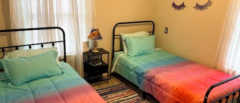 Tabla de planchar con plancha, wifi y ropa de cama