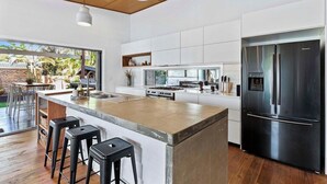 Coffee/tea maker, fridge, microwave, oven - Redcliffe Coastal Escape Walk to Woody Point Beach (Redcliffe)
