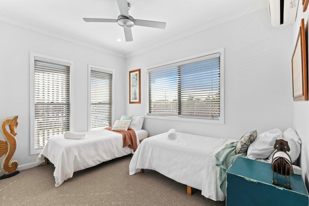 4 bedrooms, iron/ironing board, free WiFi, bed sheets