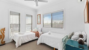 4 bedrooms, iron/ironing board, free WiFi, bed sheets - Redcliffe Coastal Escape Walk to Woody Point Beach (Redcliffe)